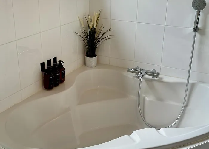 3br With Big Garden, Ping-pong, Cinema, Bath Vakantiehuis