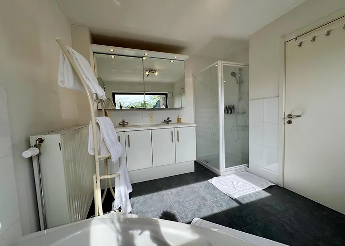 3br With Big Garden, Ping-pong, Cinema, Bath Vakantiehuis